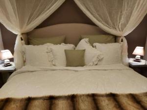 AltershausenSteigerwald Resort的配有白色枕头和两盏灯的白色床