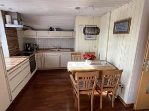 Кухня или мини-кухня в Holiday apartment with 2 bedrooms
