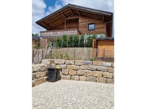 AltershausenSteigerwald Resort的一座石墙和一座建筑