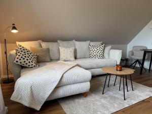una sala de estar con un sofá y una mesa en Michael's Elbe Dream, en Krautsand