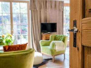 Μια τηλεόραση ή/και κέντρο ψυχαγωγίας στο Cabin in Ofterschwang with swimming pool