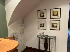 una stanza con un tavolo con un gatto su un muro di Holiday apartment in Moselkern with Wi-Fi a Moselkern Altre 5 foto