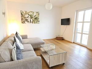 Hallenbach with Moselle view في زيل ان دير موسل: غرفة معيشة مع أريكة وطاولة قهوة