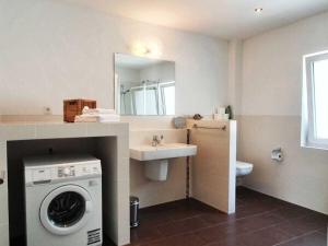 Hallenbach with Moselle view في زيل ان دير موسل: حمام مع غسالة ومغسلة +32 صورة