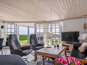 TV/trung tâm giải trí tại 4 star holiday home in Hejls