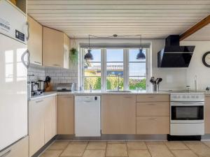 Nhà bếp/bếp nhỏ tại 4 star holiday home in Hejls +6 ảnh