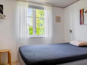 Giường trong phòng chung tại 4 star holiday home in Hejls