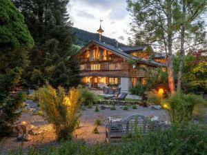 a large house with a garden in front of it at Holiday apartment with 1 bedroom in Sigiswang