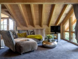 a living room with a couch and a tv at Holiday apartment with 1 bedroom in Sigiswang