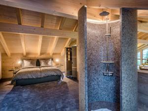 a bedroom with a bed and a shower at Holiday apartment with 1 bedroom in Sigiswang