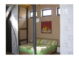 CastellHoliday apartment in Castell with barbecue的一间客房内的床铺