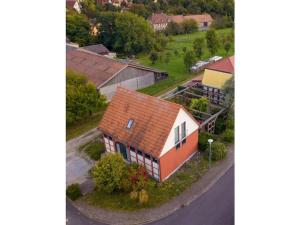 CastellHoliday apartment in Castell with barbecue的享有橙色屋顶房屋的顶部景色