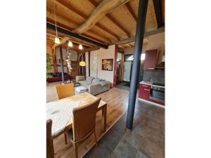 CastellHoliday apartment in Castell with barbecue的配有桌子和沙发的厨房和客厅