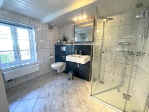 Un baño con ducha, lavabo e inodoro. en Holiday home in Maasholm with swimming pool, en Maasholm