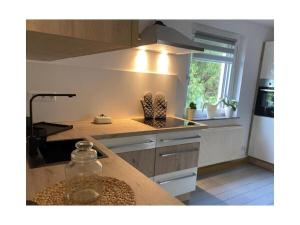 LangenhennersdorfHoliday home at the rock labyrinth的厨房配有台面和一瓶水 更多23张照片