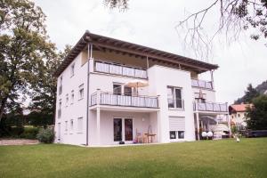 una gran casa blanca con un patio verde en Deluxe Loft Mountain View, en Bad Reichenhall