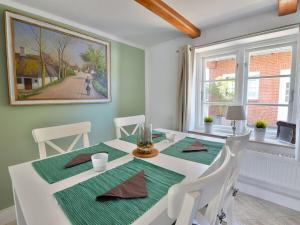 comedor con mesa blanca y mantel verde en Holiday home in Maasholm with swimming pool, en Maasholm