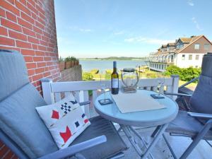 una mesa con dos sillas y una botella de vino en Holiday home in Maasholm with swimming pool, en Maasholm
