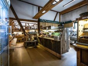 Holiday apartment Gutshof Bastorf في Bastorf: غرفة كبيرة مع كونتر في مطعم