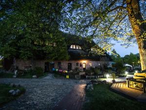 Holiday apartment Gutshof Bastorf في Bastorf: منزل حجري مع ساحة في الليل