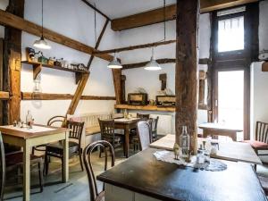 Holiday apartment Gutshof Bastorf في Bastorf: مطعم به طاولات وكراسي في غرفة +5 صور