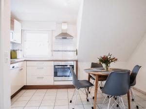 莫斯Holiday apartment in Moos with Wi-Fi的房间里有一张桌子和几把椅子的厨房