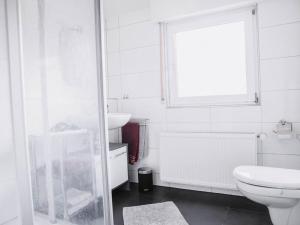 莫斯Holiday apartment in Moos with Wi-Fi的带马桶、水槽和窗户的浴室 更多15张照片