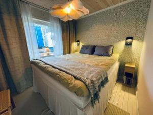 Sundsandvik6 person holiday home in HENÅN的一间带大床的卧室，带窗户