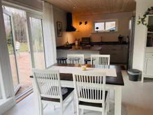 Sundsandvik6 person holiday home in HENÅN的带餐桌和椅子的厨房 更多14张照片