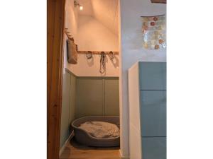 eine offene Tür zu einem Zimmer mit einem Bett darin in der Unterkunft Holiday home Talblick 13 in Burgwallbach