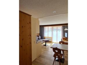 ein Wohnzimmer mit Tisch und ein Esszimmer in der Unterkunft Holiday apartment I in Chalet Bodenwald in Grindelwald