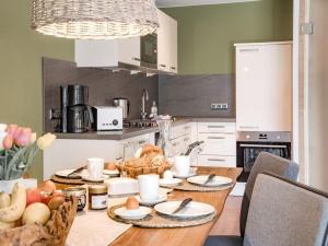 Η κουζίνα ή μικρή κουζίνα στο Holiday apartment in Bolsterlang with sauna