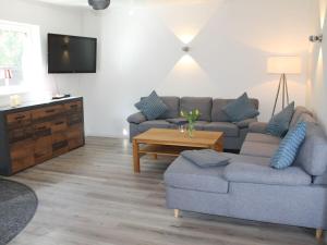 Una sala de estar con un sofá y una mesa de café. en Holiday home Heide, en Bad Bodenteich