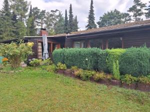 una casa con un jardín delante de ella en Holiday home Heide, en Bad Bodenteich