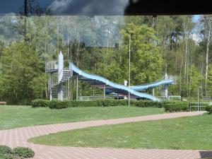 un patio de recreo con un tobogán en un parque en Holiday home Heide, en Bad Bodenteich
