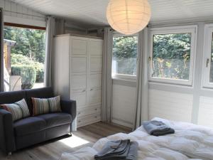 Un dormitorio con una cama y un sofá y ventanas. en Holiday home Heide, en Bad Bodenteich 32 fotos más
