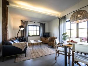 ein Wohnzimmer mit Sofa und Tisch in der Unterkunft Superior Studio in the Manor House in Bastorf