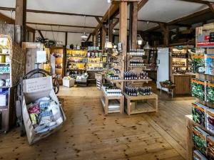 ein Laden mit vielen ausgestellten Artikeln in der Unterkunft Superior Studio in the Manor House in Bastorf