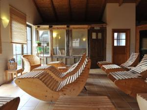 ein Raum mit Reihen von Holzstühlen und Tischen in der Unterkunft Superior Studio in the Manor House in Bastorf