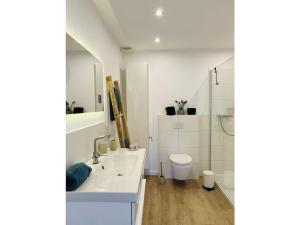 Et badeværelse på Wattnflair Lütje Kaap + 16 billeder