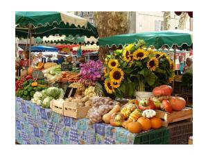 ein Bauernmarkt mit Obst- und Gemüseangebot in der Unterkunft Villa Romia Villa Romia in Fréjus