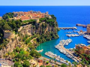 Blick auf einen Hafen mit Booten im Wasser in der Unterkunft Villa Romia Villa Romia in Fréjus