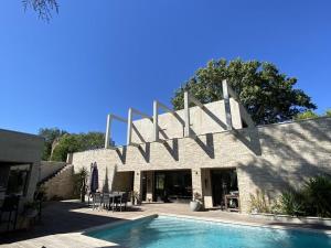 ein Haus mit einem Swimmingpool davor in der Unterkunft Villa Romia Villa Romia in Fréjus