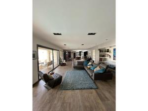 ein Wohnzimmer mit Couch und Stühlen in der Unterkunft Villa Romia Villa Romia in Fréjus