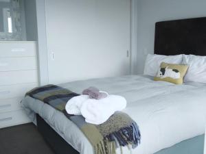 Postel nebo postele na pokoji v ubytování The Rugby Street Studio-Civic and Chic