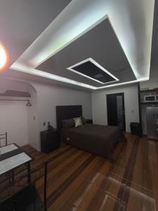 a bedroom with a bed and a coffered ceiling at Apartamento mandarina in Zacatecas