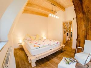 林区富尔特Holiday apartment with 3 bedrooms的带床和椅子的卧室