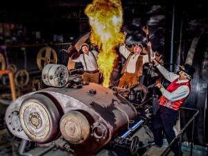 林区富尔特Holiday apartment with 3 bedrooms的一群男人围着一个燃着火的炉子站着。 更多26张照片