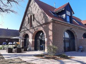 Bygningen som feriehuset ligger i + 3 billeder