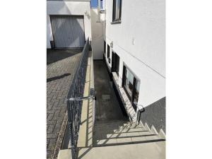 Bygningen som feriehuset ligger i + 2 billeder